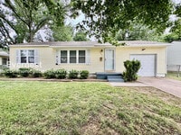Building Photo - 3 Bed/1 Bath Home with Fenced Yard & Garage / Pet-Friendly / Coming Soon!
