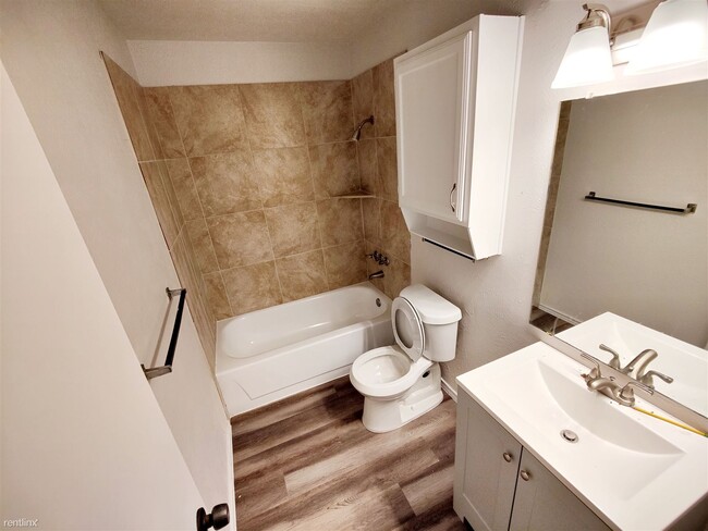 Building Photo - 2 br, 1 bath Duplex - 624 West Warrior Trail