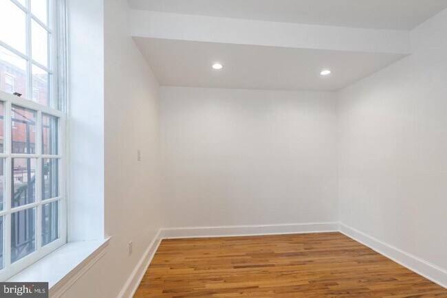 Building Photo - 422 S 15th St