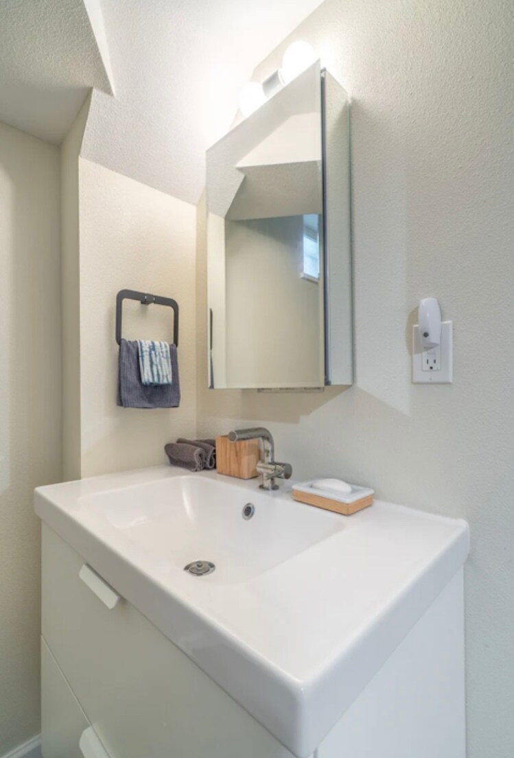 Building Photo - 3330 SE Franklin St