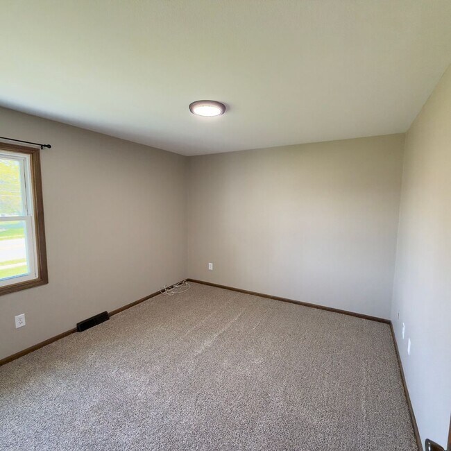 Building Photo - Updated Two Bedroom Duplex in Jenison!