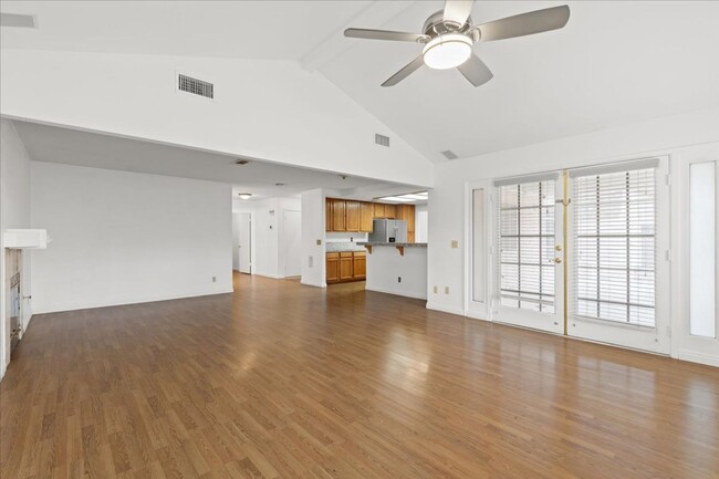 Building Photo - Fantastic 4 Bedroom 1 Bedroom Downstairs, ...