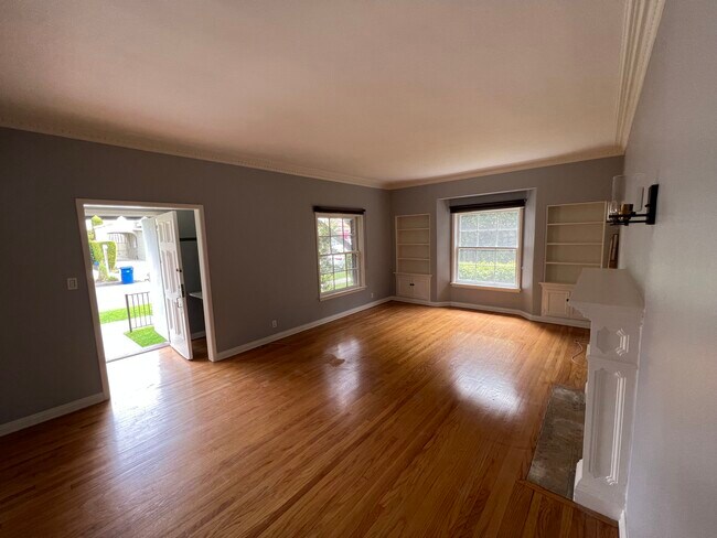 Living Room - 125 N Harper Ave