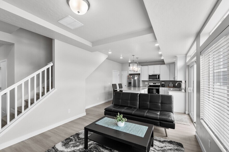 Building Photo - 41 E Brushy Canyon St
