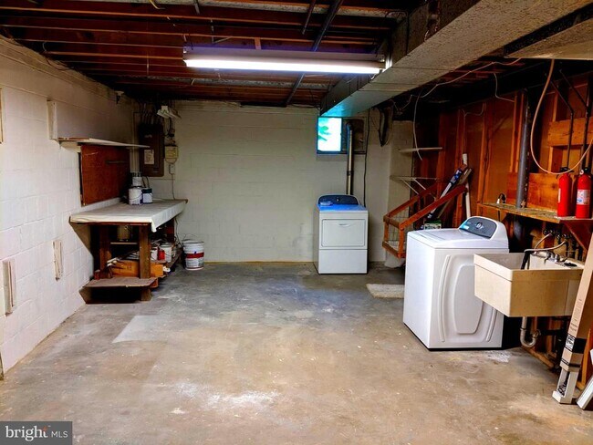 Building Photo - 8702 Thunderbird Ct