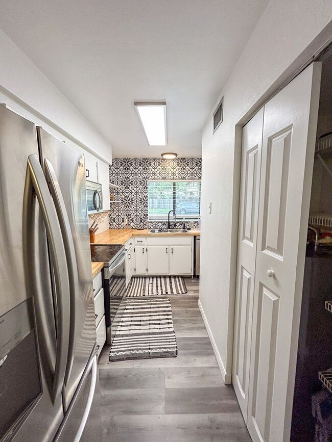 Building Photo - 1038 SW 6th Dr