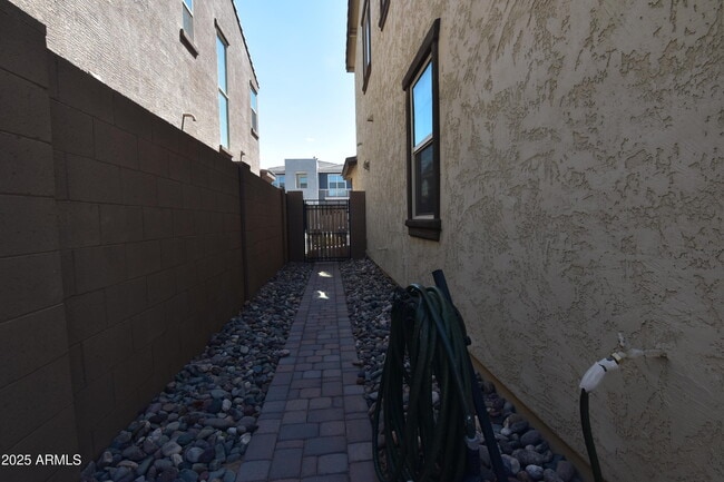 Building Photo - 250 E Wisteria Dr