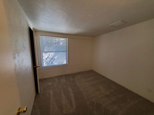 Building Photo - 4 bedrooms and 2 bathrooms with A/C.