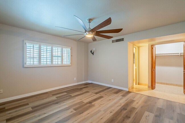 Building Photo - Move in Ready! 3 Bedrooms, 3 Bathrooms & P...