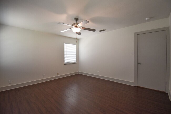 Building Photo - Lease Takeover Opportunity Available! 3 Be...