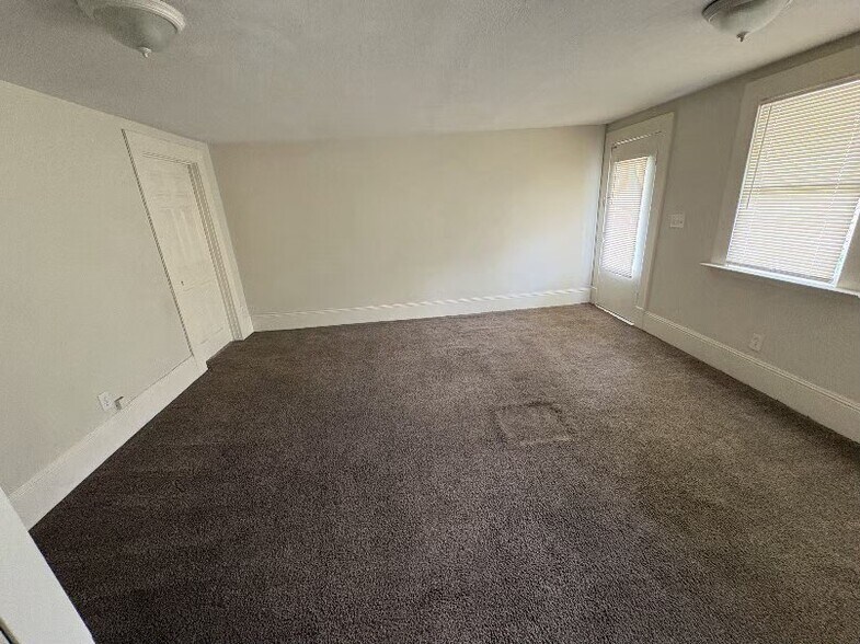 Building Photo - 824 Spencer Ave