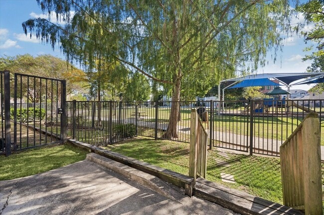 Building Photo - 5313 Lillian St