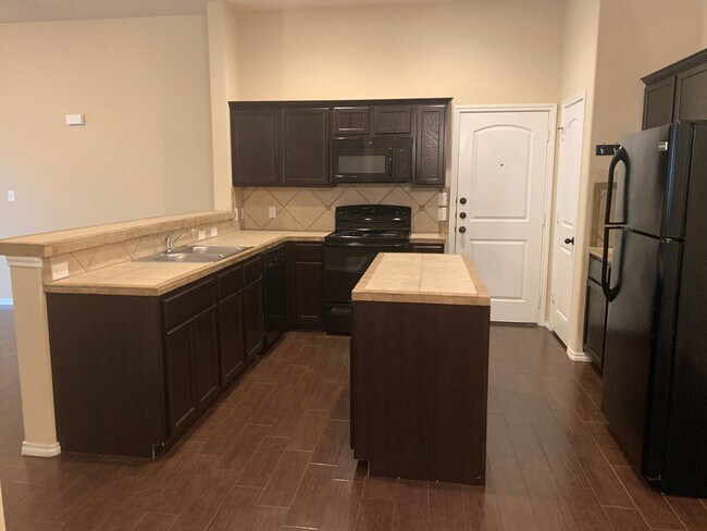 Building Photo - 3/2/2 Duplex Close To Creekside Shopping C...