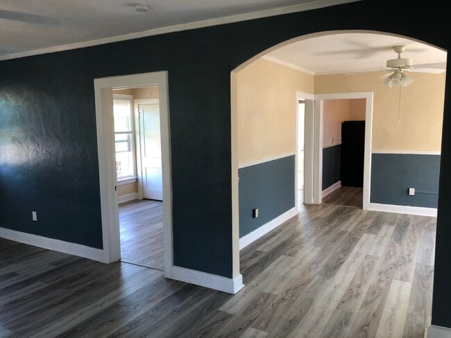 Building Photo - 416 Goodall Ave