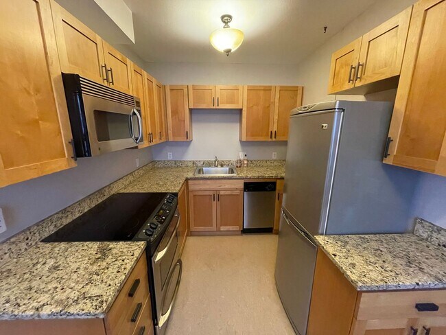 Building Photo - Queens Court Large Charming 1 Bedroom Available Now! Highly Desirable Queen Anne Location