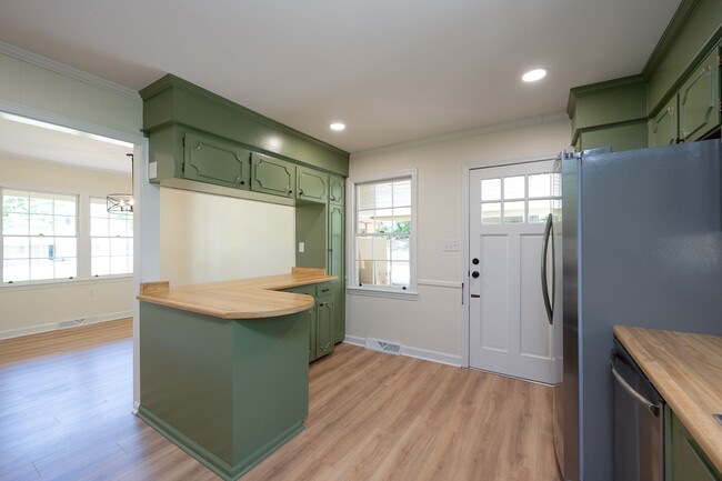 Building Photo - SPACIOUS RETREAT WITH DOWNTOWN CONVENIENCE