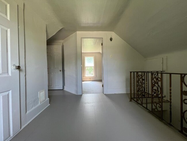 Building Photo - 127 Elm St