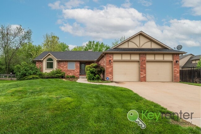 Primary Photo - Beautiful 4 bed/3 bath with golf course vi...
