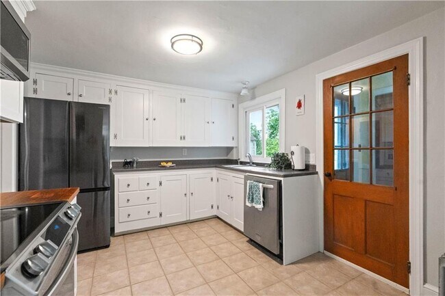 Building Photo - 27 1/2 Doro Pl