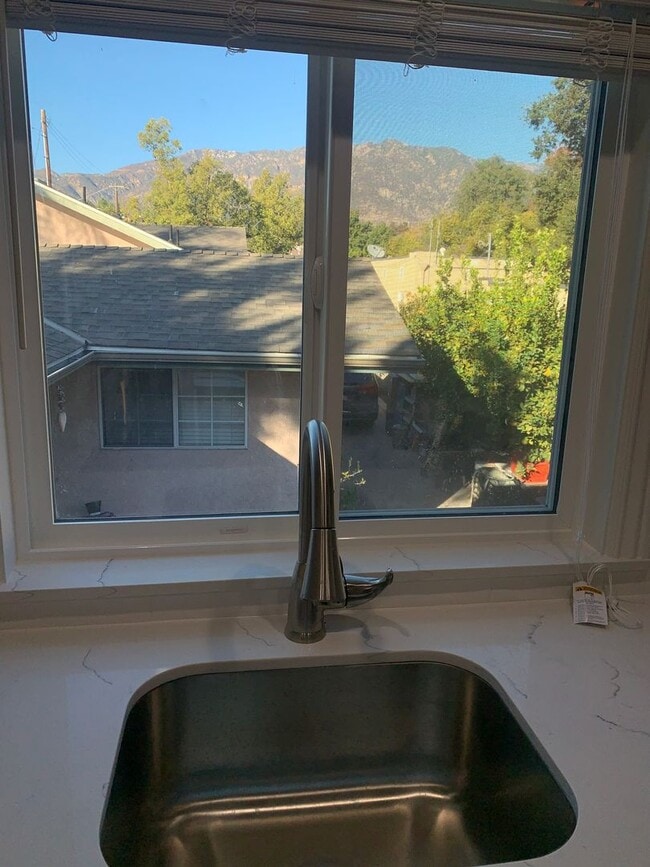 Building Photo - Fully Updated Spacious Studio Above Garages in Pasadena!