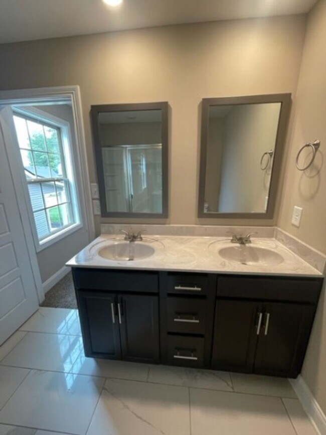 Building Photo - 3 Bedroom 2 Bathroom Home!