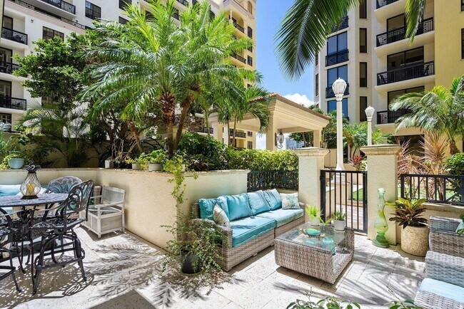 Building Photo - 701 S Olive Ave