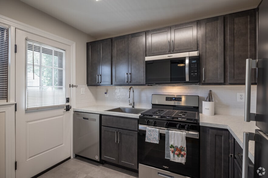 2BR, 1BA - 800SF - Kitchen - Hillside Apartments