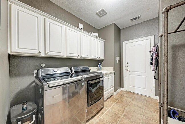 Building Photo - 545 Tom Sawyer Rd