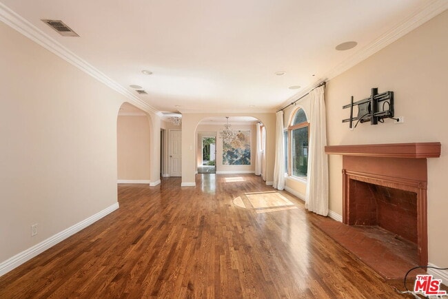 Building Photo - 1134 N Poinsettia Pl