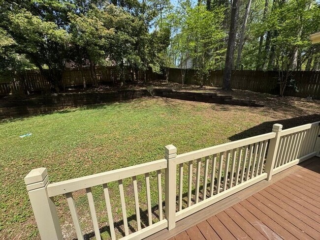 Building Photo - Fenced yard!