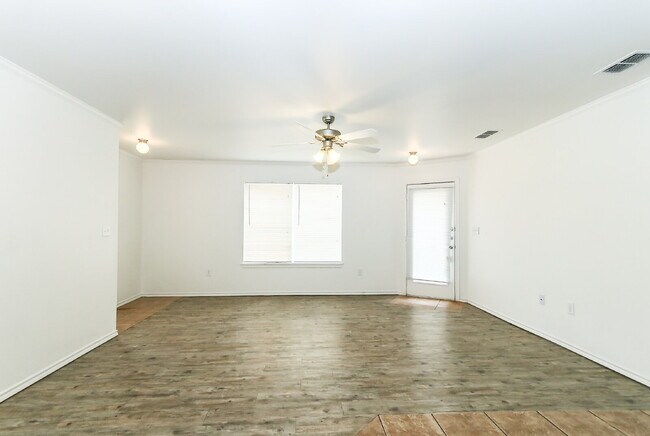 Building Photo - MOVE IN SPECIAL! 3 Bedroom, 3 Bath, 2 Car Garage Duplex