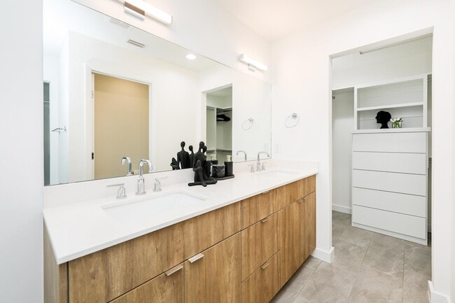 Building Photo - 305 Deer Path Lp