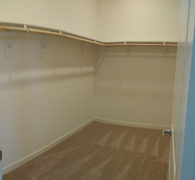 Building Photo - 3 bed 2 1/2 bath townhome in gated communi...