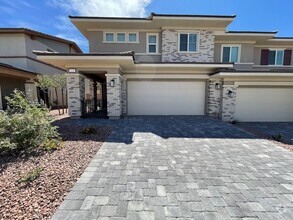 Building Photo - BEUTIFUL 3 BED 2.5 BATH 2 CAR GARAGE TOWNH...