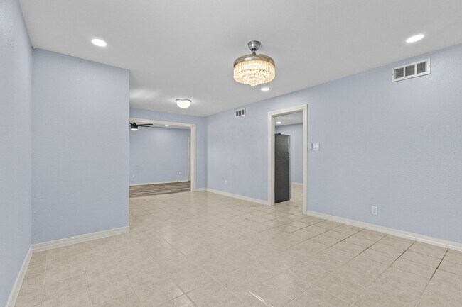 Building Photo - 218 W Williamson Ave