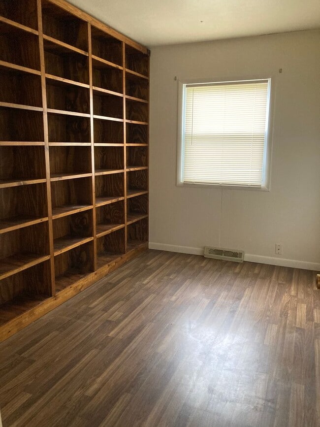 Building Photo - 3 Bedroom Home in Beloit!