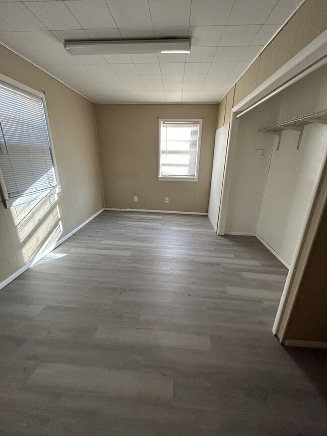 Building Photo - 302 E 7th St