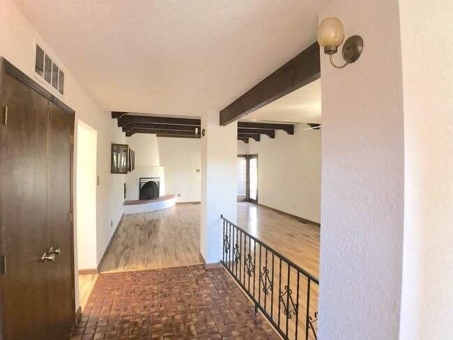 Building Photo - Spacious 2BR/2BA located on Golf Course in Rio Communities. Hardwood floors in living space. 2 Ca...