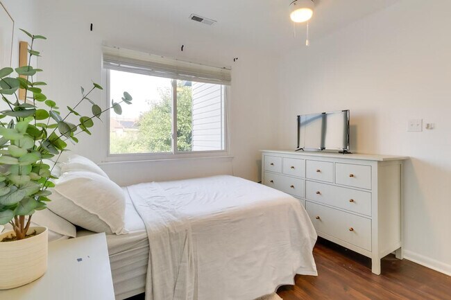 Building Photo - 749 Quesnel Dr