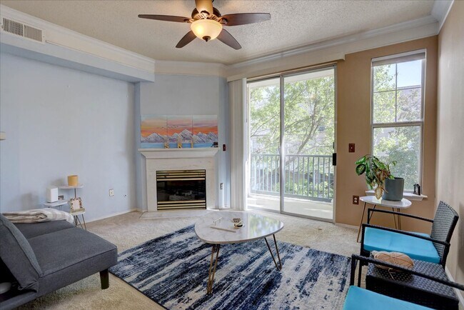 Building Photo - Beautiful 2bed/2bath/1car garage in Louisv...