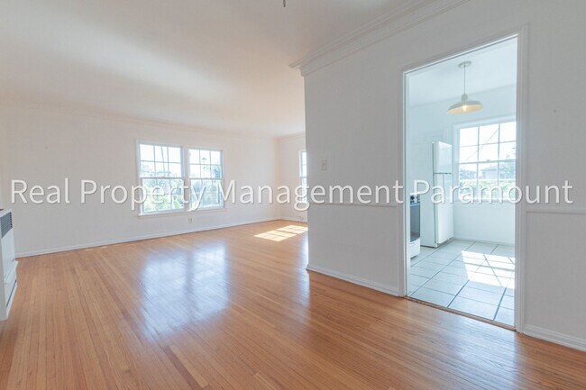 Building Photo - 5823 Saturn St