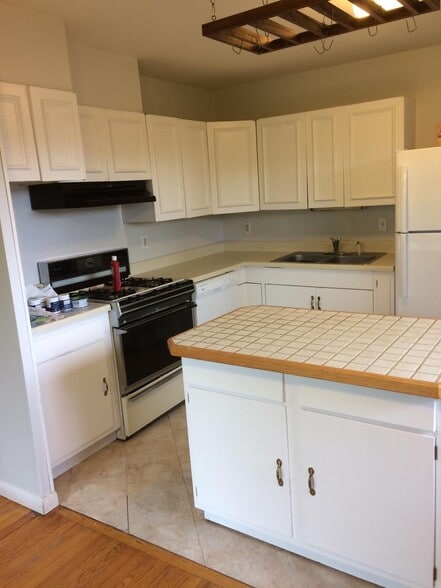 Kitchen - 463 Lawnview Cir