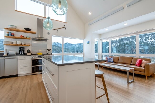 Building Photo - Seasonal Rental 10/1/25 - 5/30/26 Modern F...