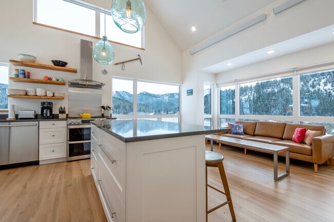 Building Photo - Seasonal Rental 11/1/25 - 5/30/26 Modern F...
