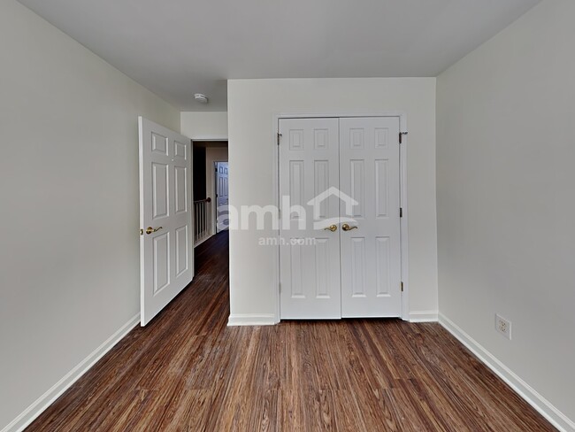 Building Photo - 5017 Village Lawn Dr