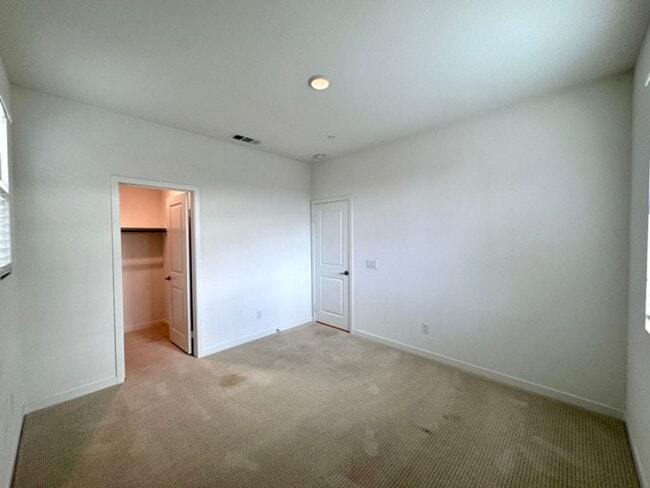 Building Photo - Spacious 4 Bedroom Home for Lease in Winch...