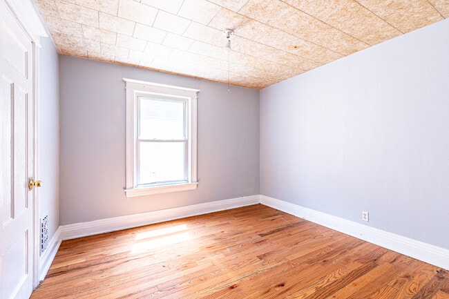 Building Photo - 734 Dewey Ave