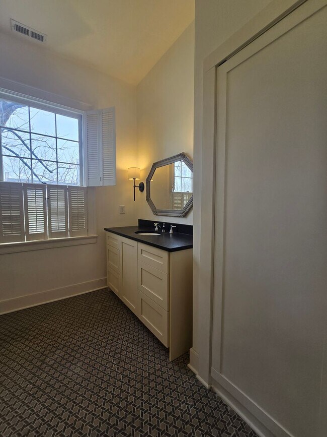 Building Photo - Historic Home available in Frankfort Kentucky