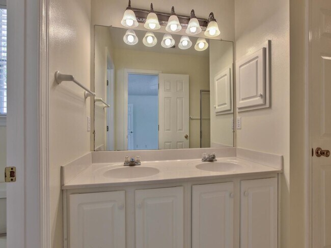 Building Photo - 3208 Castle Ct