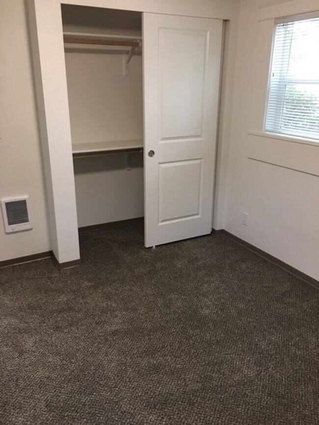 Building Photo - Gorgeous Recently updated 3 bed House Just Blocks from Campus!